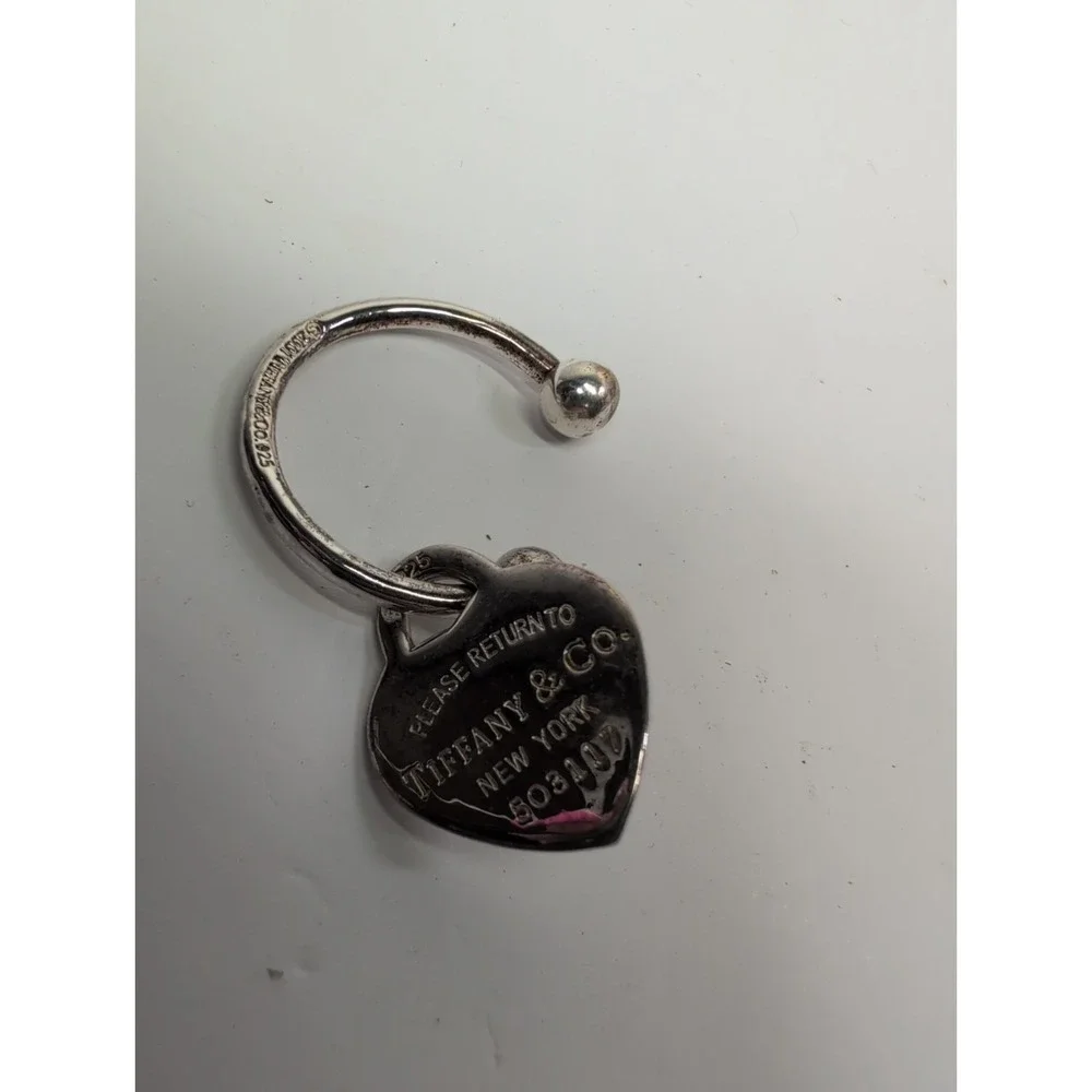 PLEASE RETURN TO TIFFANY & CO. 2001 HEART KEYCHAIN TWIST VINTAGE